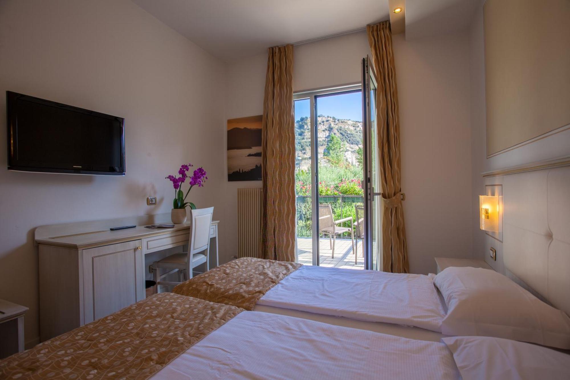 Hotel Lido Blu - Surf & Bike Torbole Sul Garda Pokoj fotografie